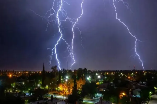 Prepárese para lo peor: Guía de seguridad ante una amenaza de tormenta eléctrica intensa