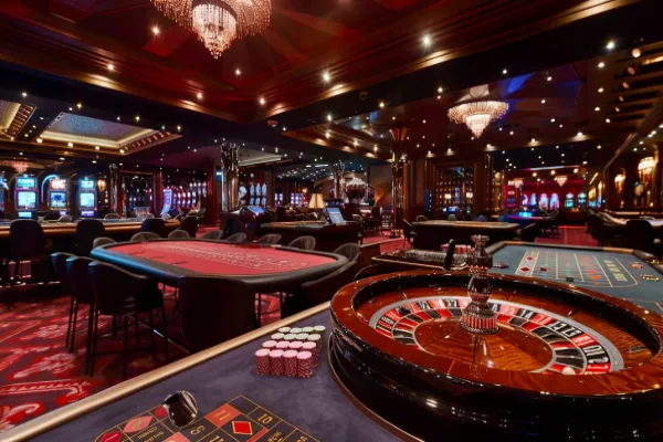 Setting the Stakes: A Comparative Analysis of Minimum Gambling Budgets for Land-based and Online Casinos