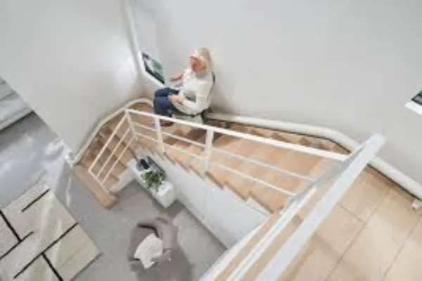Prix et options pour un monte-escalier tournant : ce qu’il faut savoir