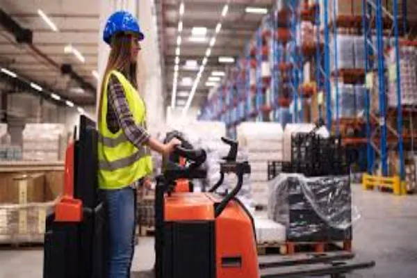 How Renting Warehouse Equipment Boosts Operational Efficiency