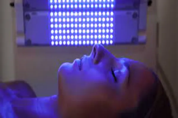 How Light Therapy Helps Minimize Pimples and Refine Skin