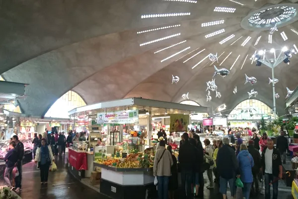 What to Expect at Night Markets in France’s Coastal Towns