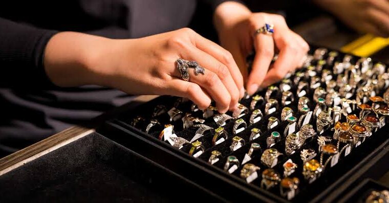 What Should You Look for When Choosing a Dallas Diamond Dealer with a Walk-In Showroom?